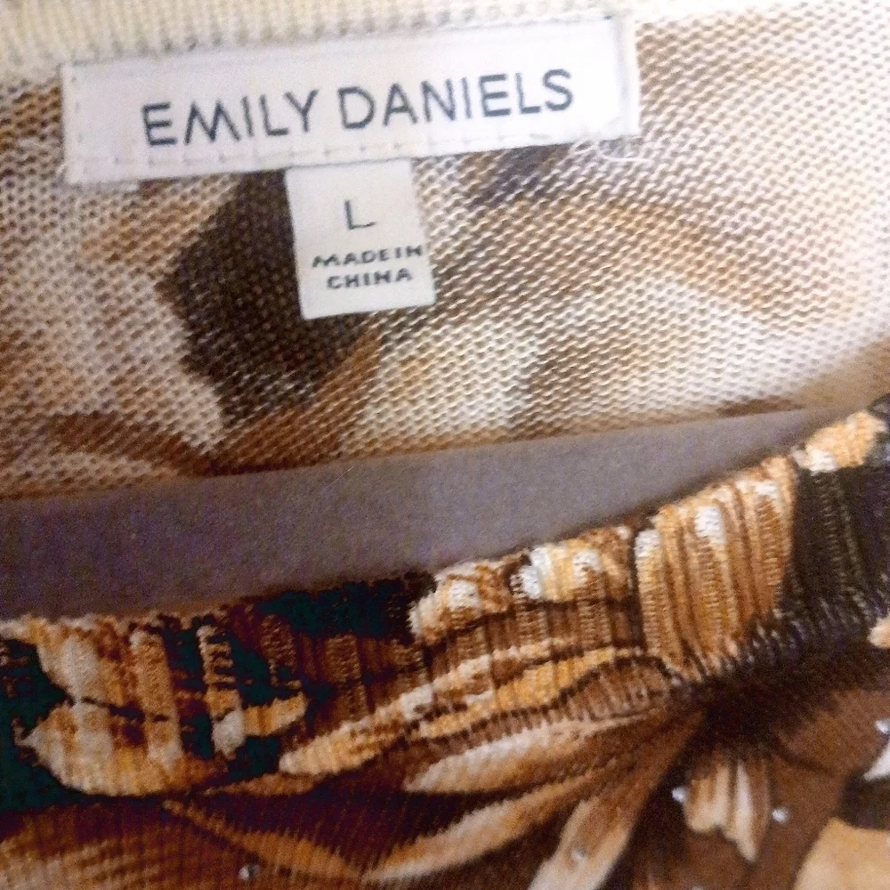 Emily Daniels Floral Lightweight Sweater - Picture 3 of 6